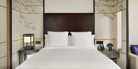 DELUXE ROOM-KING