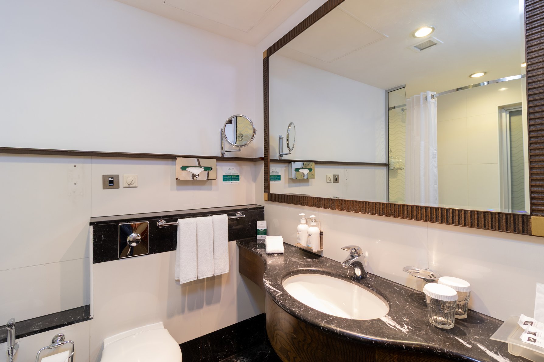 Holiday Inn KUWAIT SALMIYA Room Type - 1 Queen Standard Smoking