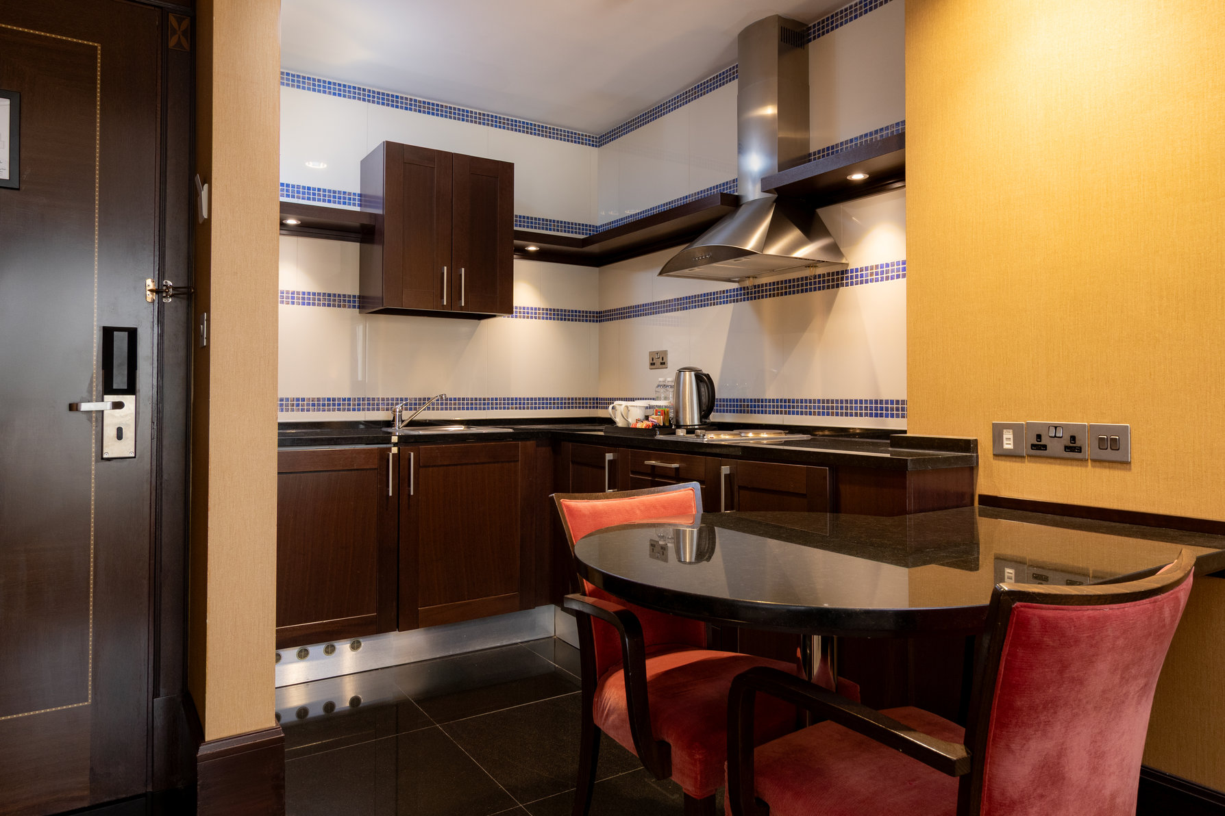 Holiday Inn KUWAIT SALMIYA Room Type - One-Bedroom King Suite with Pool View and Lounge Access Holiday Inn KUWAIT SALMIYA Room Type - One-Bedroom King Suite with Pool View and Lounge Access