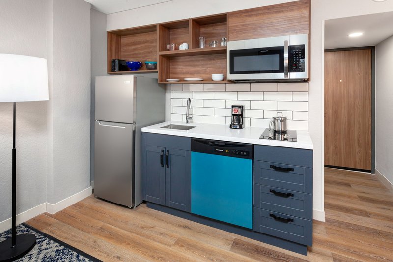 1 Queen Studio Suite