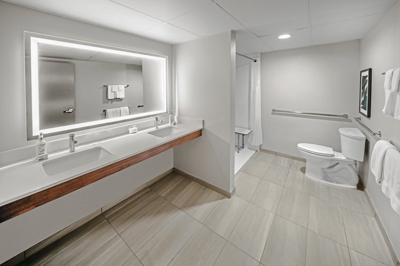 Holiday Inn Express – Military Magnolia House & Cypress Inn