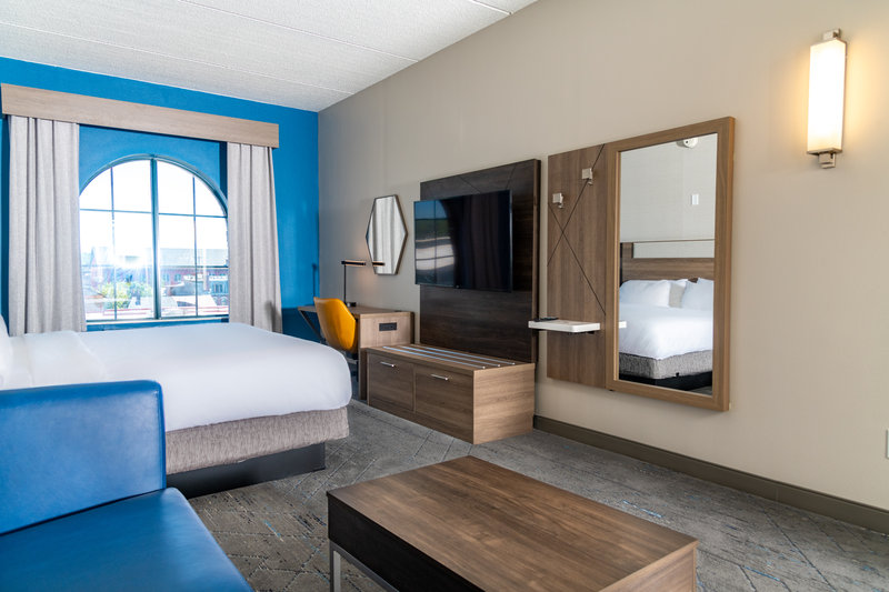 SUITE 1BD MOBILITY ACCESSIBLE TUB NOSMK
