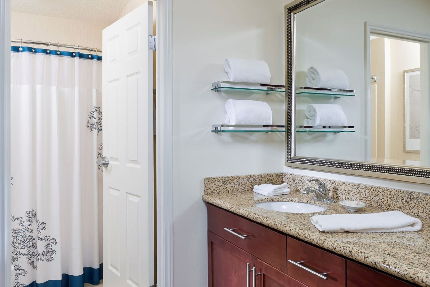 PRIMESTAY EXTENDED SUITES by IHG Room Type - 1 King One Bedroom Suite Communication Mobil Access Tub