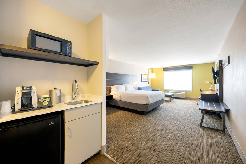 1 KING BED FEATURE NONSMOKING