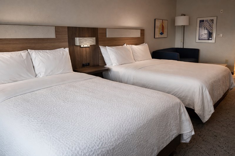 2 Queen Suite Mobility Accessible Tub