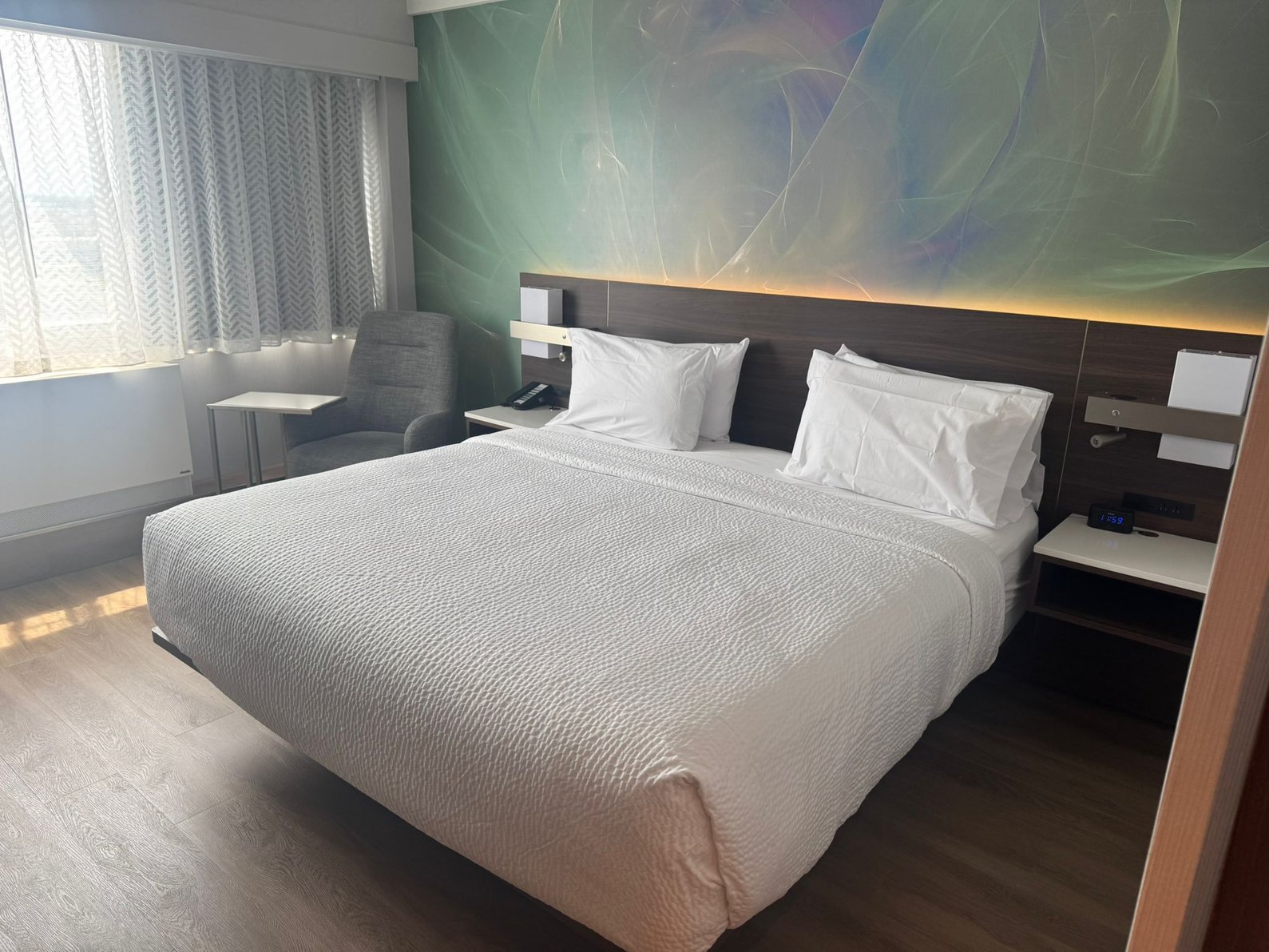 Armon Plaza Montreal Airport Room Type - 1 King Jr Suite