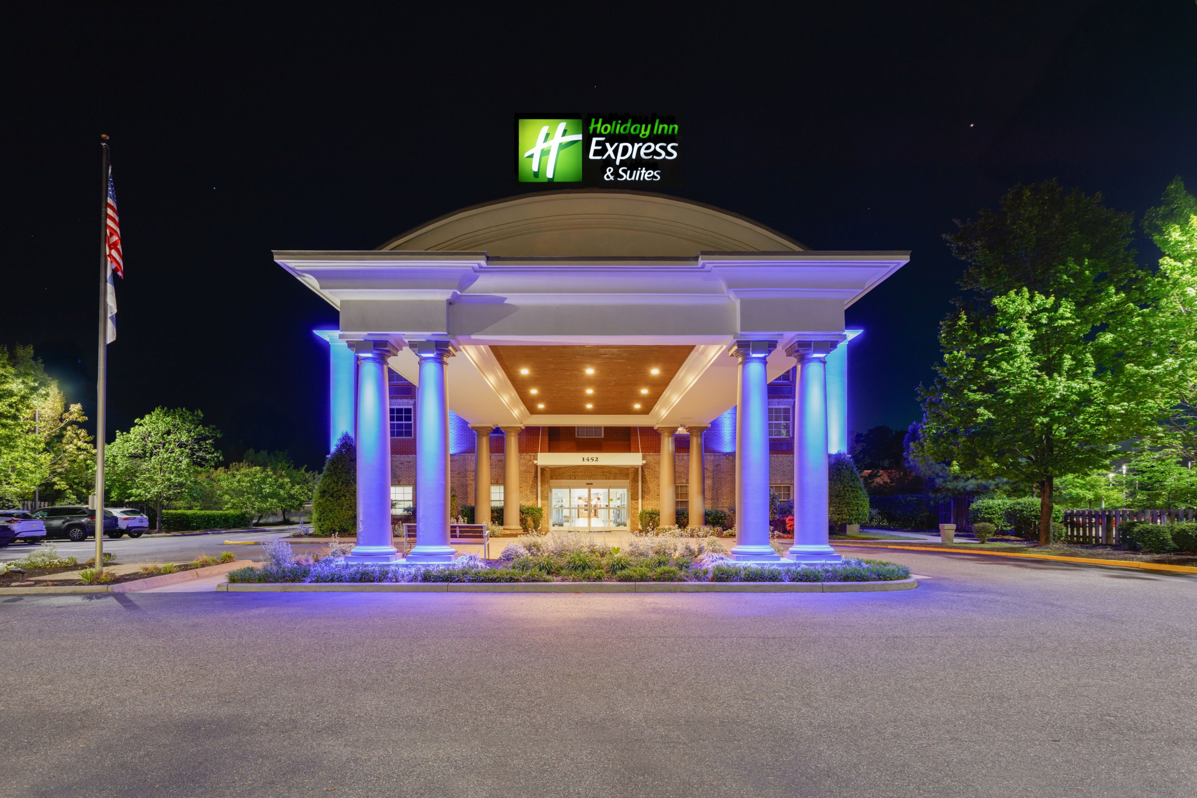 Holiday Inn Express Hotel & Suites