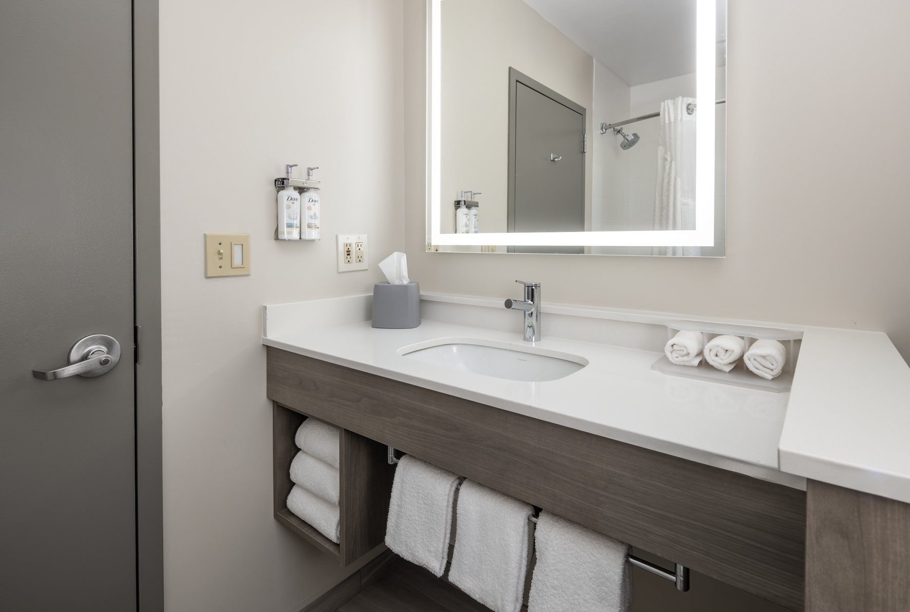 Holiday Inn Express - Ludlow - Chicopee Area Room Type - 1 King Suite