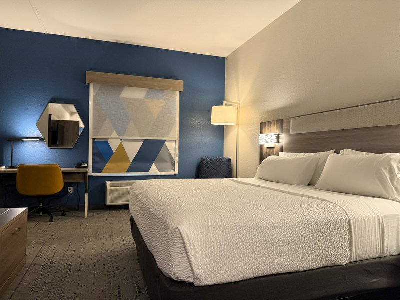 HOLIDAY INN EXPRESS BOONVILLE
