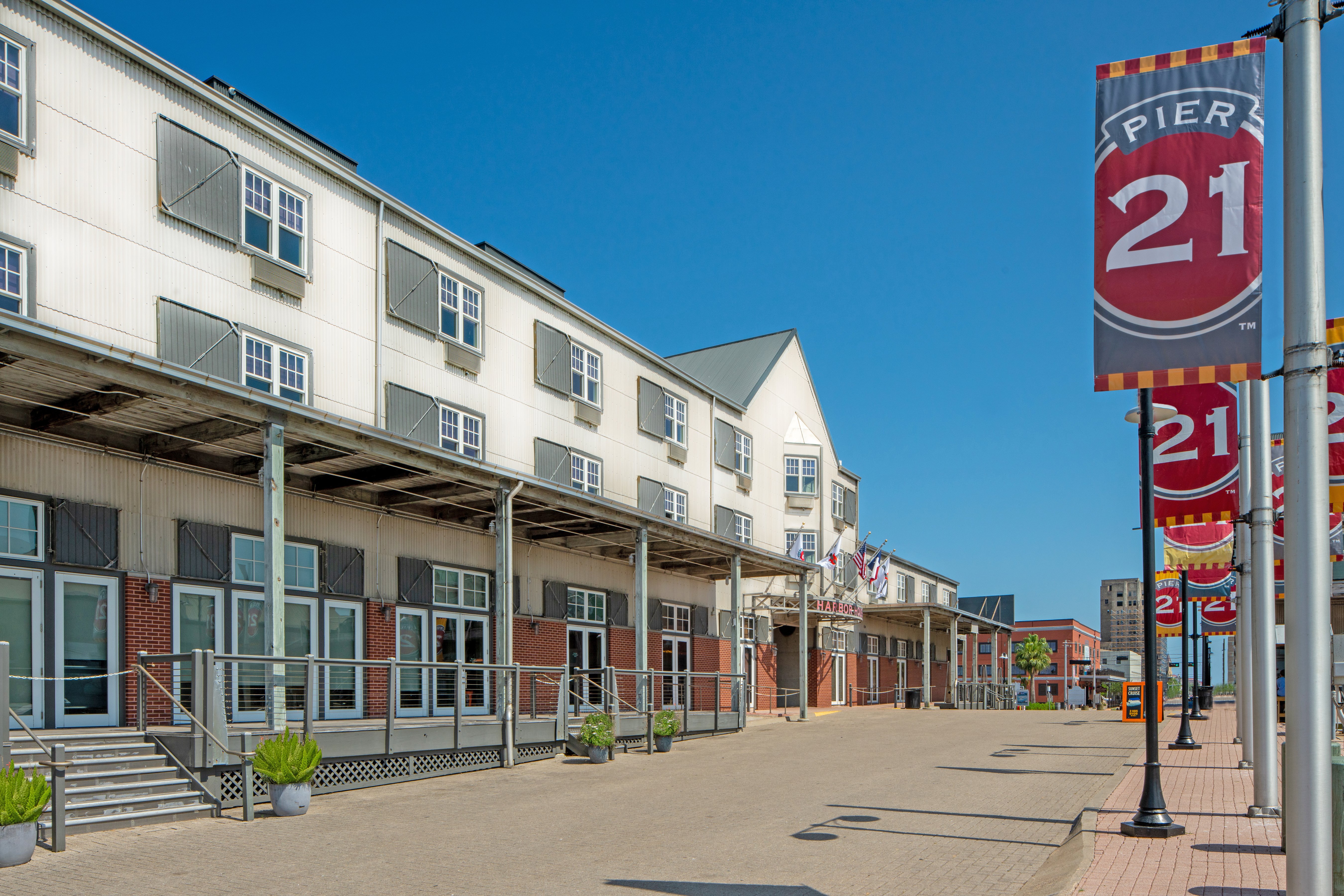 Harbor House Hotel & Marina at Pier 21