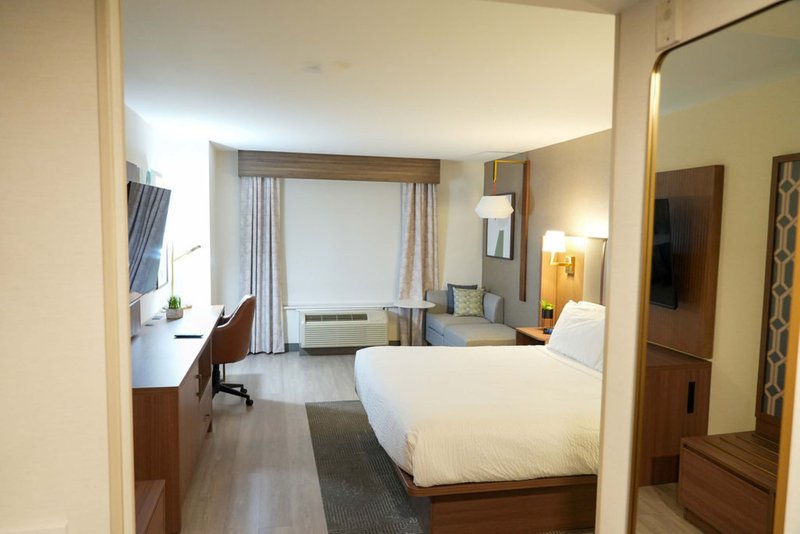 HOLIDAY INN HTL STES AIRPORT P