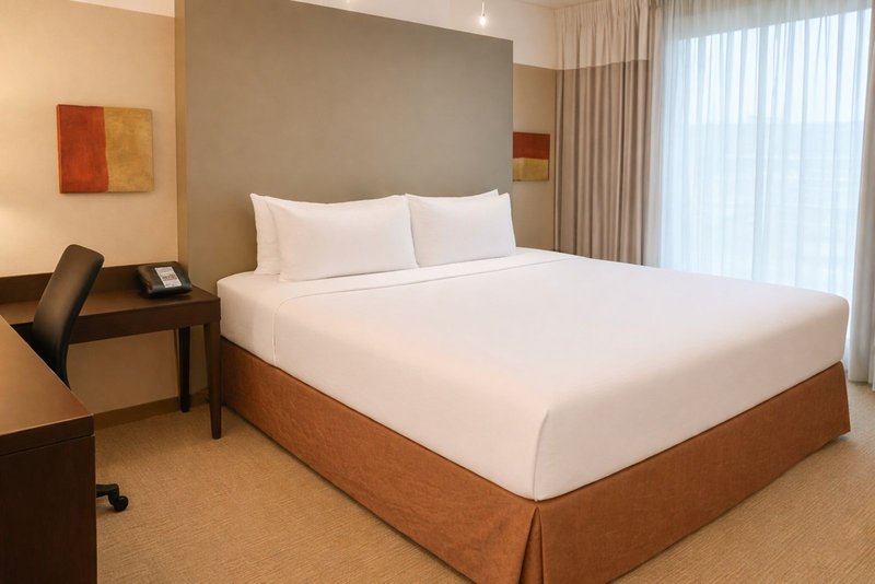 1 KING BED CORNER RM LOCATION NONSMOKING