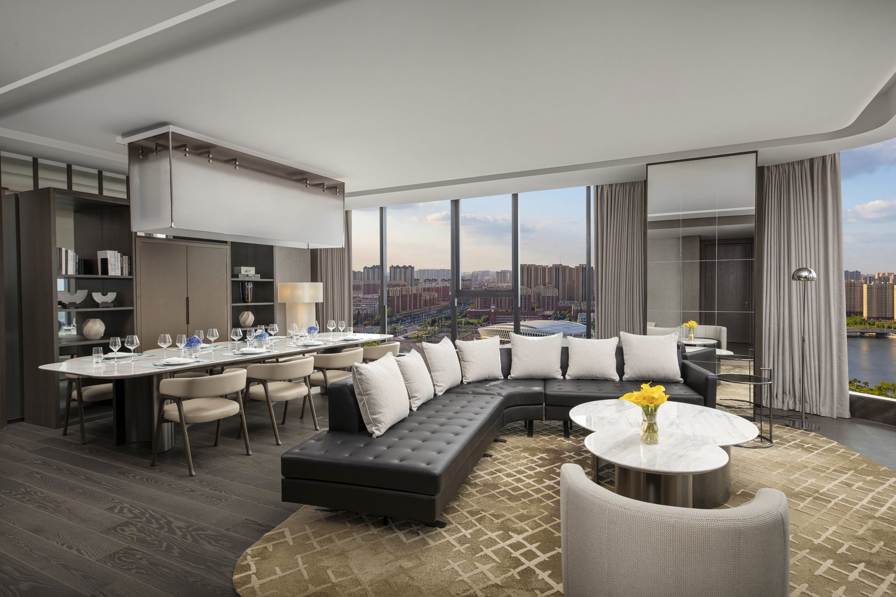Crowne Plaza LINYI OLYMPIC SPORTS CENTRE by IHG Room Type - 1 King Ambassador Suite Dining Area Lounge Access