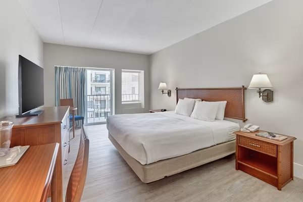 HENLOPEN OCEANFRONT HOTEL