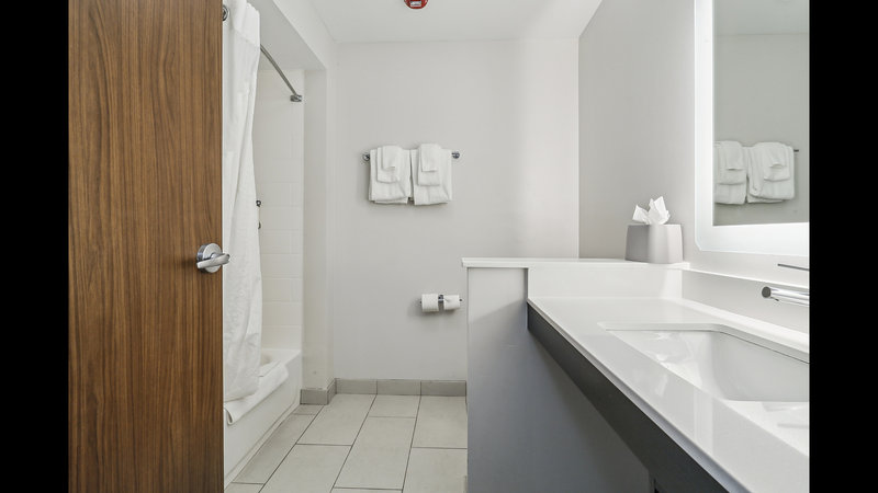Holiday Inn Express and Suites Bensenville O’Hare