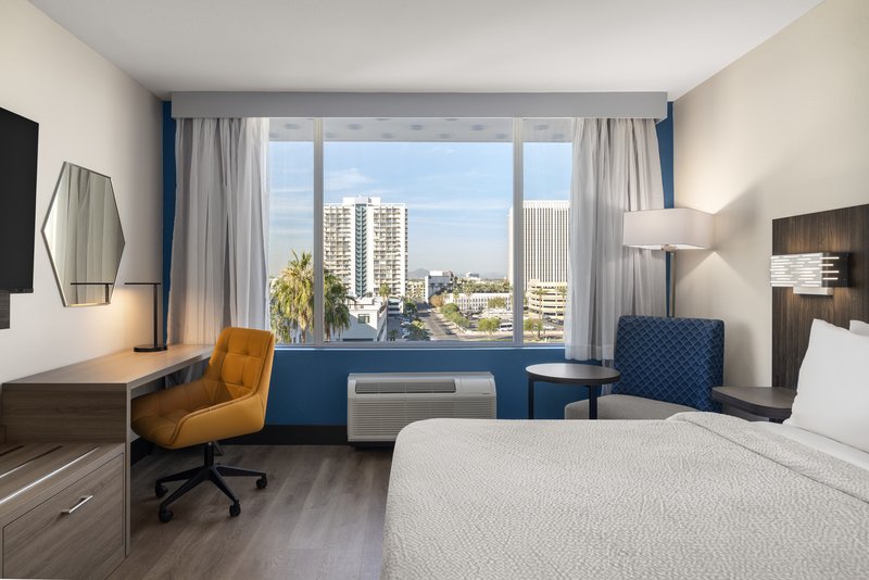 Holiday Inn Express and Suites Phoenix – Midtown