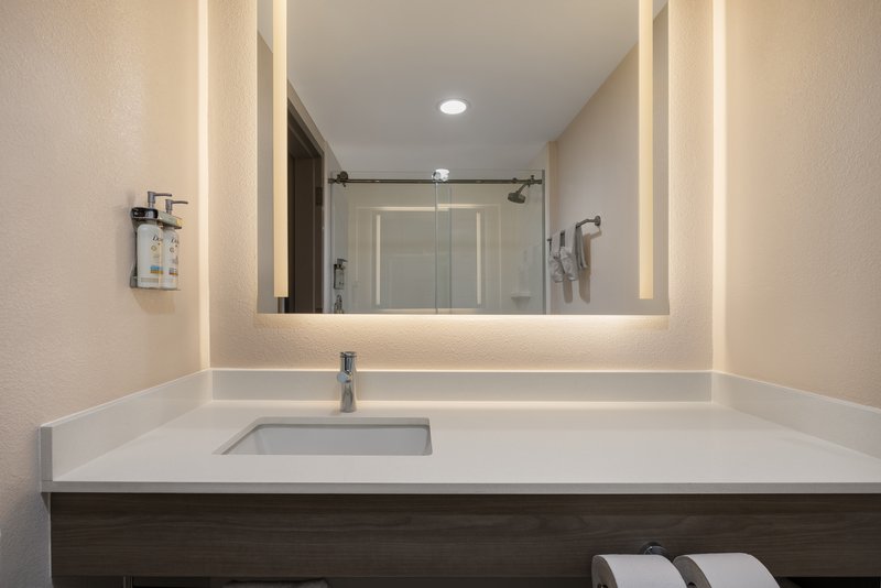 Holiday Inn Express and Suites Phoenix – Midtown