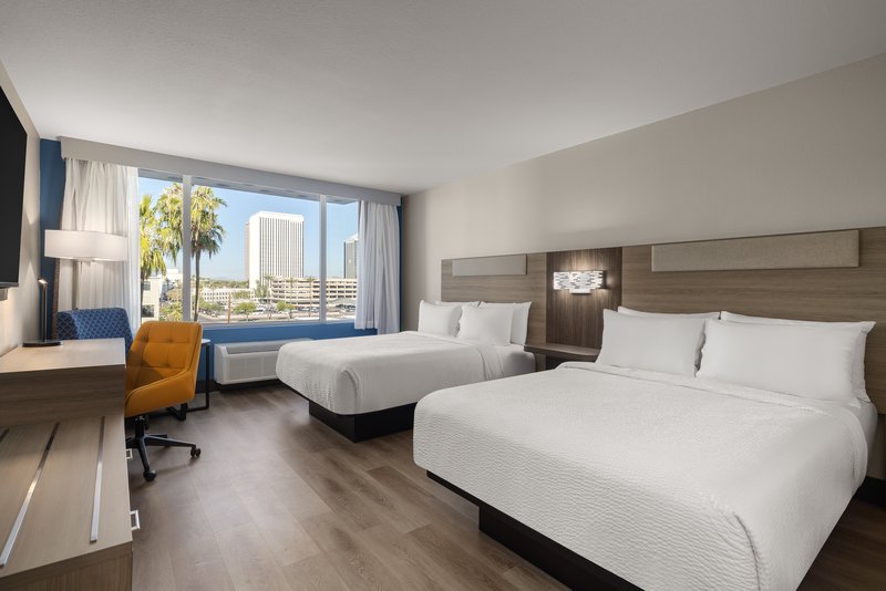 Holiday Inn Express and Suites Phoenix – Midtown