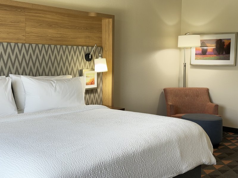 Holiday Inn & Suites Fayetteville W-Fort Bragg Area