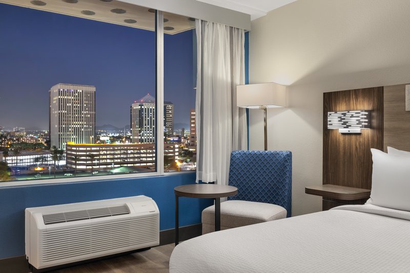 Holiday Inn Express and Suites Phoenix – Midtown