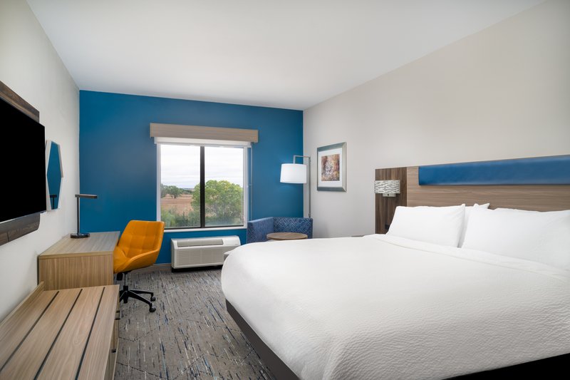Holiday Inn Exp Stes Pratt