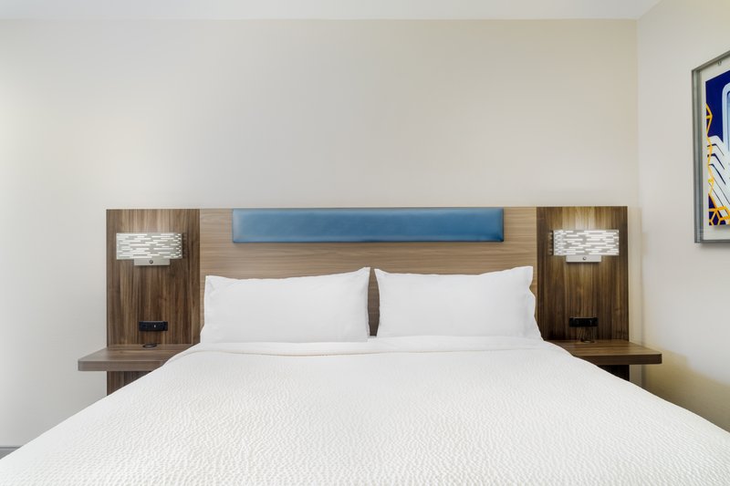 Holiday Inn Exp Stes Pratt