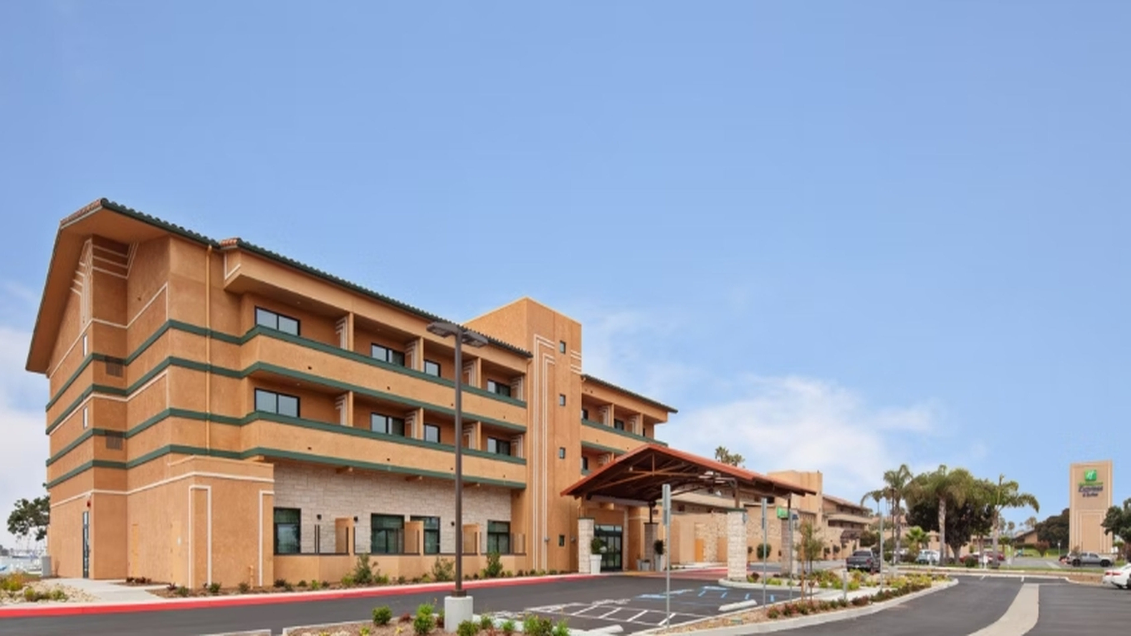 Holiday Inn Express Hotel & Suites
