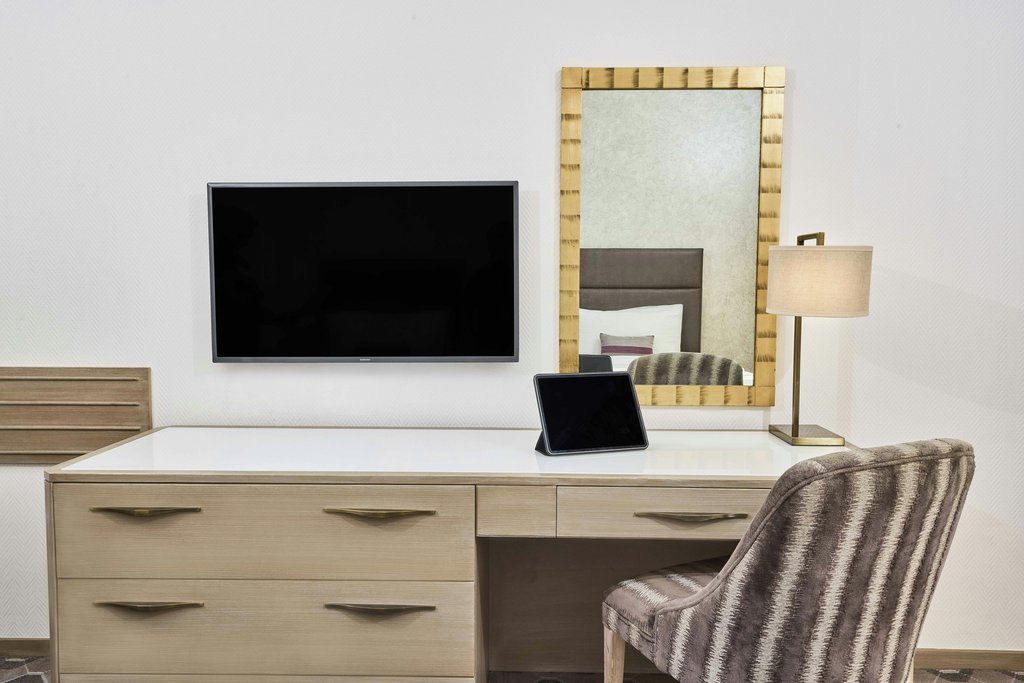 Gefinor Rotana Room Type - Club Rotana/King Bed/35sqm/WIFI/LCD TV Balcony/AC/Bath/Safe/Lounge acc W.Bfst Gefinor Rotana Room Type - Club Rotana/King Bed/35sqm/WIFI/LCD TV Balcony/AC/Bath/Safe/Lounge acc W.Bfst