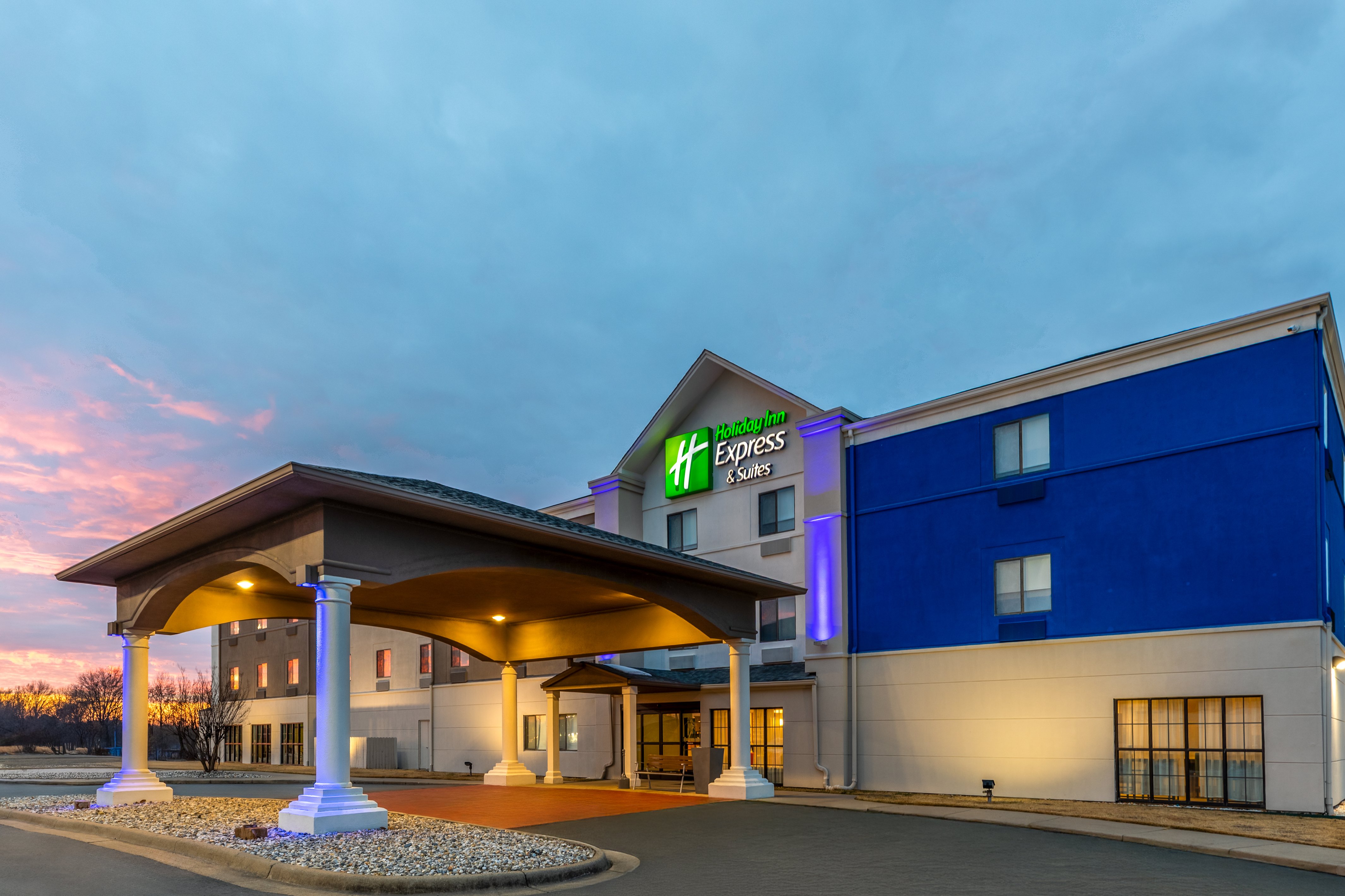 Holiday Inn Express Hotel & Suites