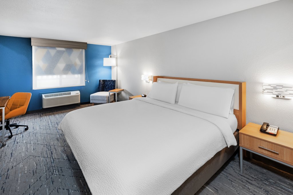 Holiday Inn Express & Suites LONOKE I-40 (EXIT 175) Room Type - Standard Room, 1 King Bed