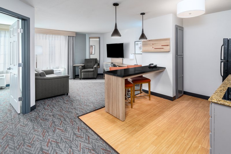 1 QUEEN BED 1 BEDROOM SUITE NONSMOKING