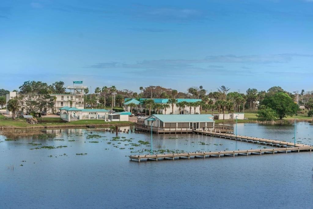 Lakeshore Resort & Marina