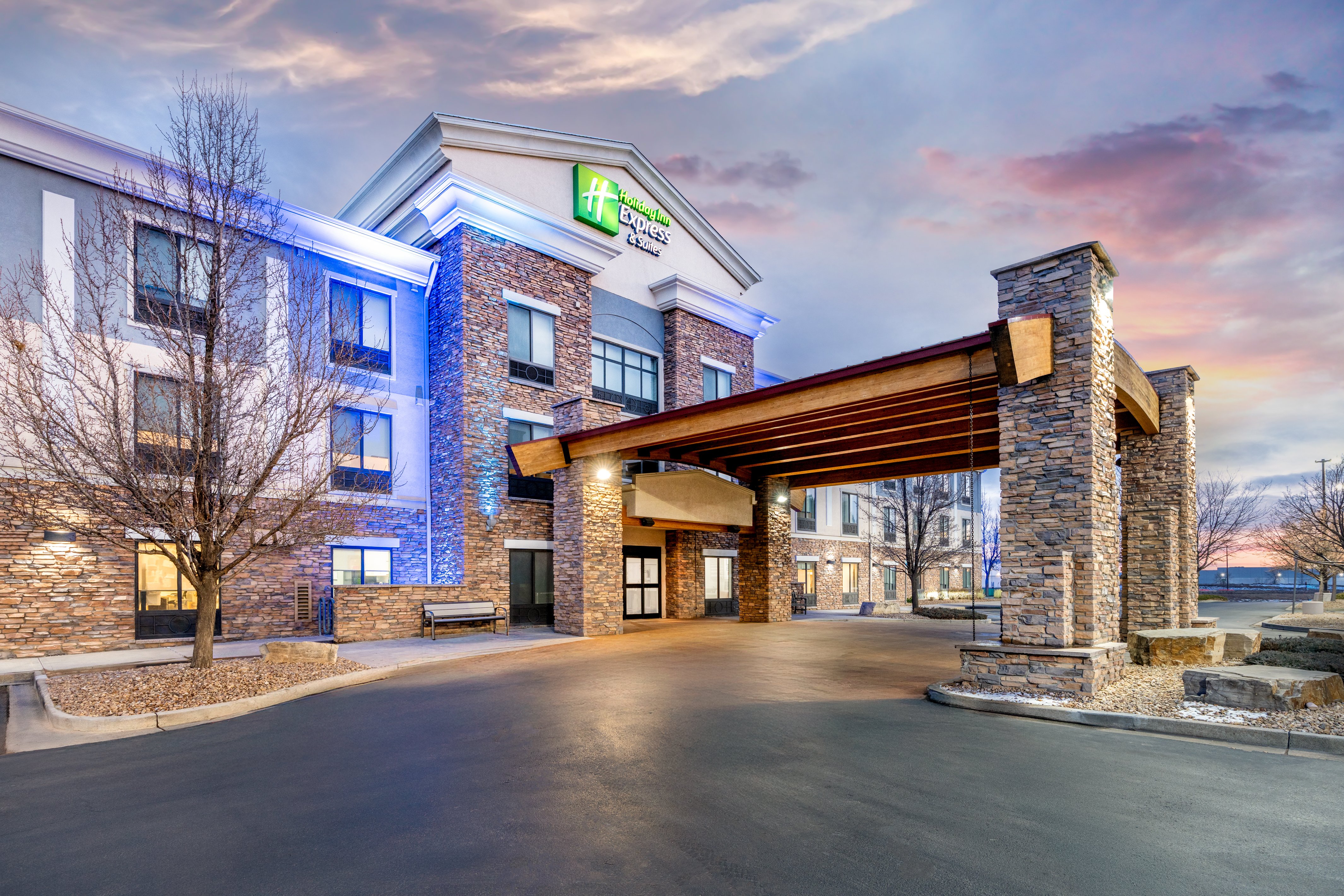 Holiday Inn Express Hotel & Suites