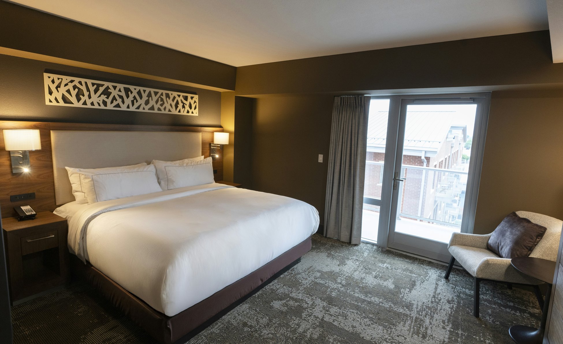 The Broadway Columbia - a DoubleTree by Hilton Room Type - 1KING JR STE BALC HEAR ACC