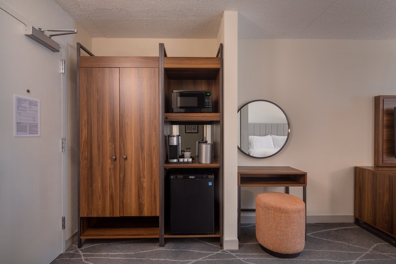 Holiday Inn Express and Suites Charleston Dwtn – WestEdge