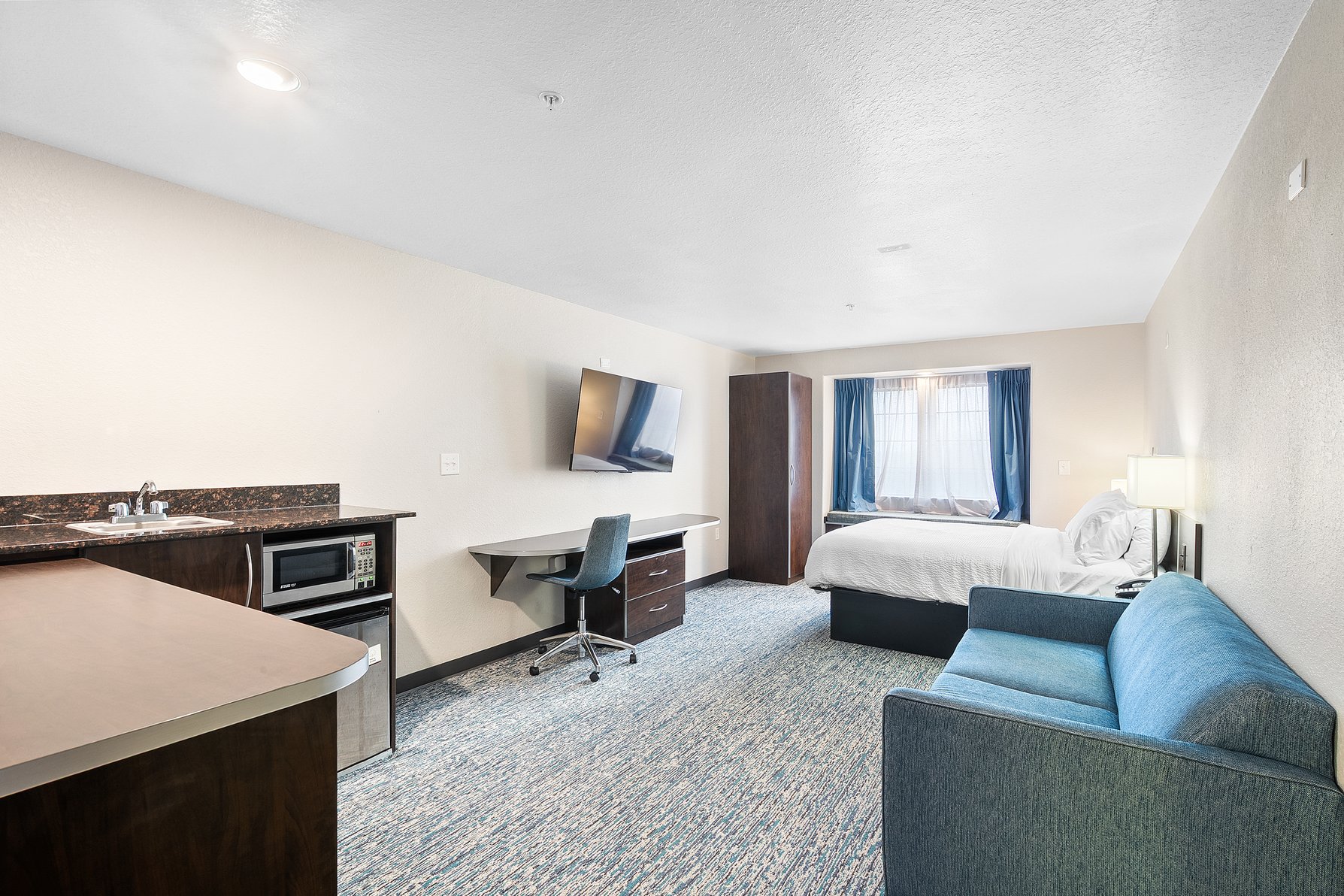 Microtel Inn & Suites by Wyndham Gonzales TX Room Type - 1 Queen Suite Communications Mobility Accessible Tub