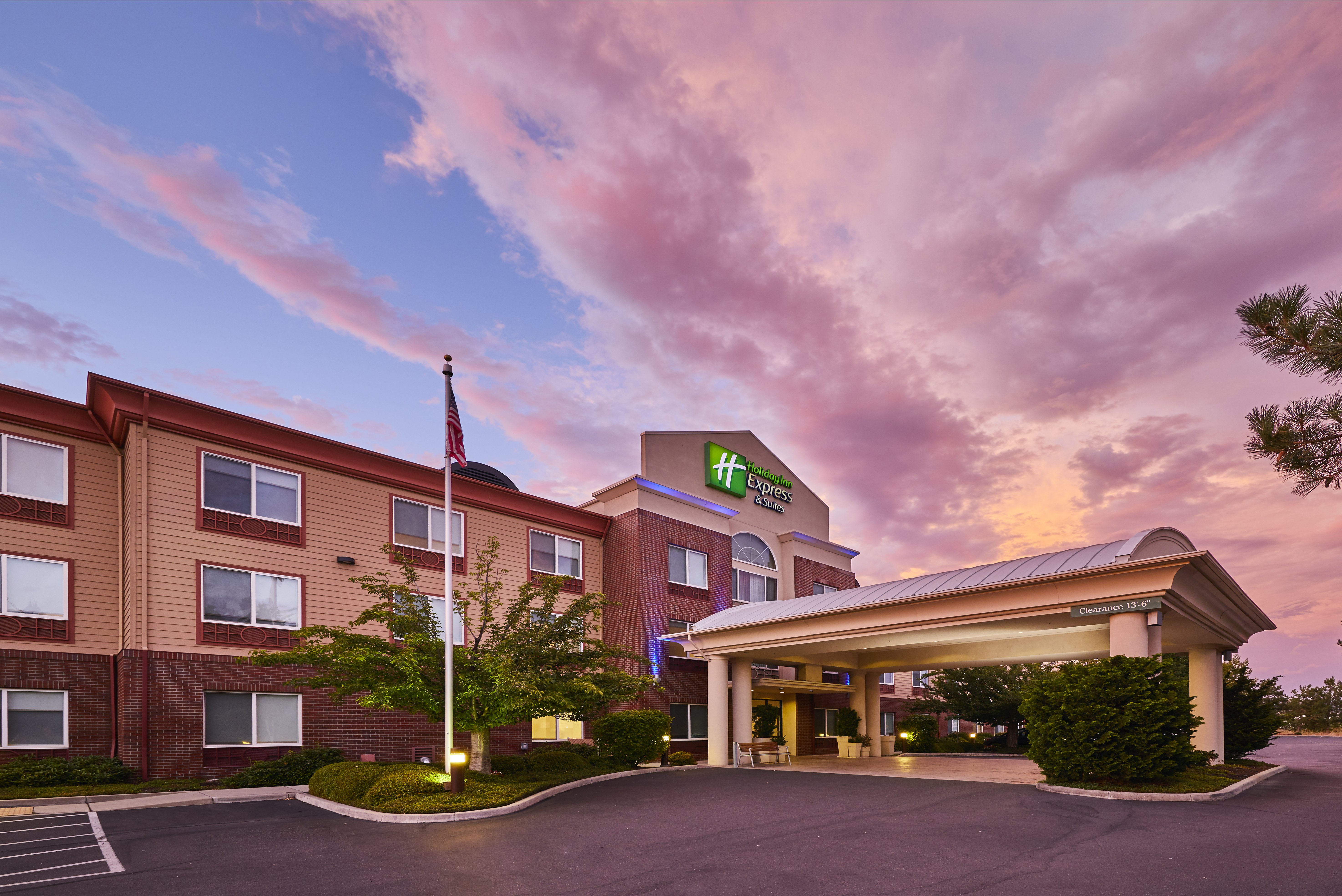 Holiday Inn Express Hotel & Suites