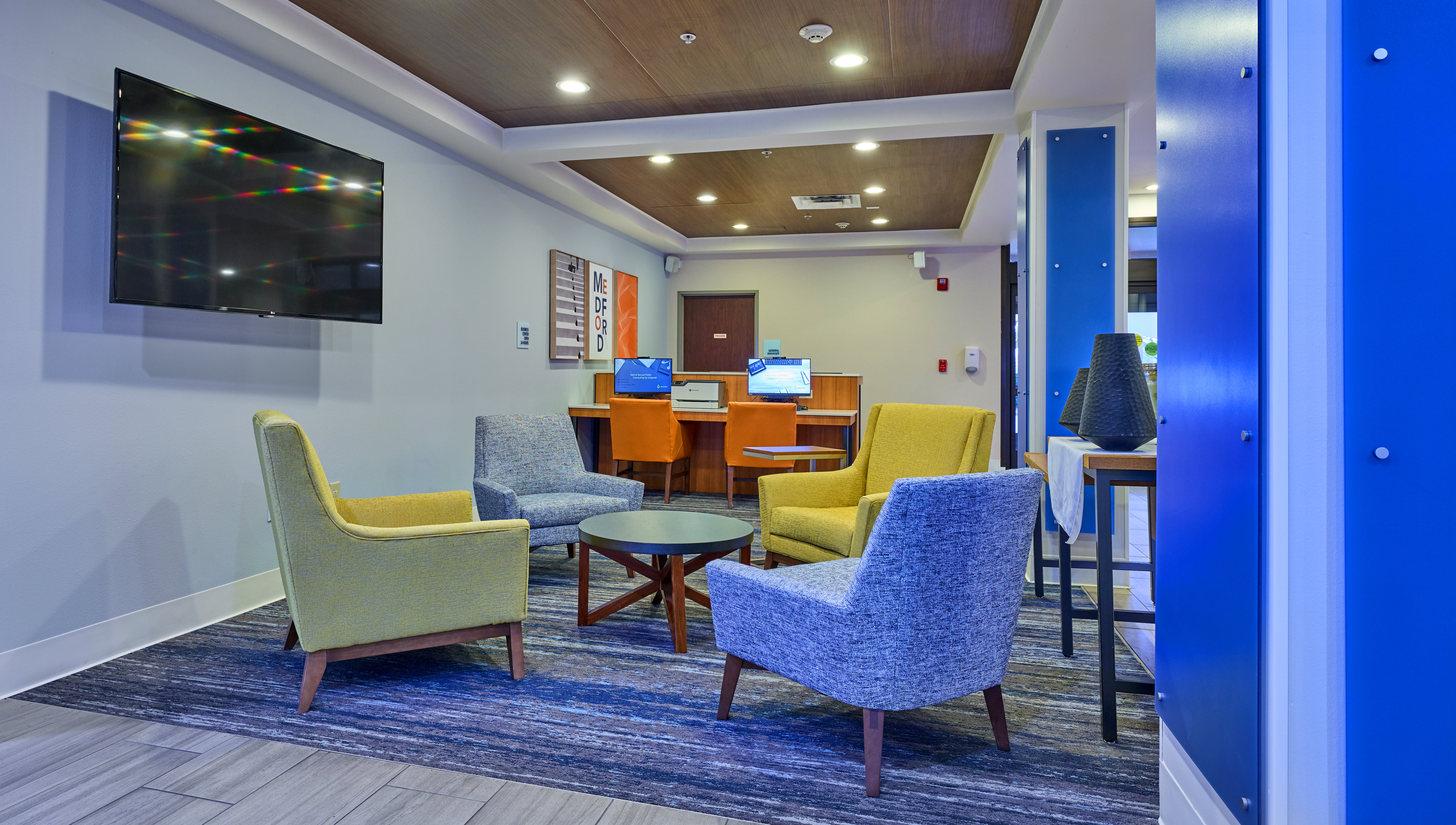 Holiday Inn Express Hotel & Suites