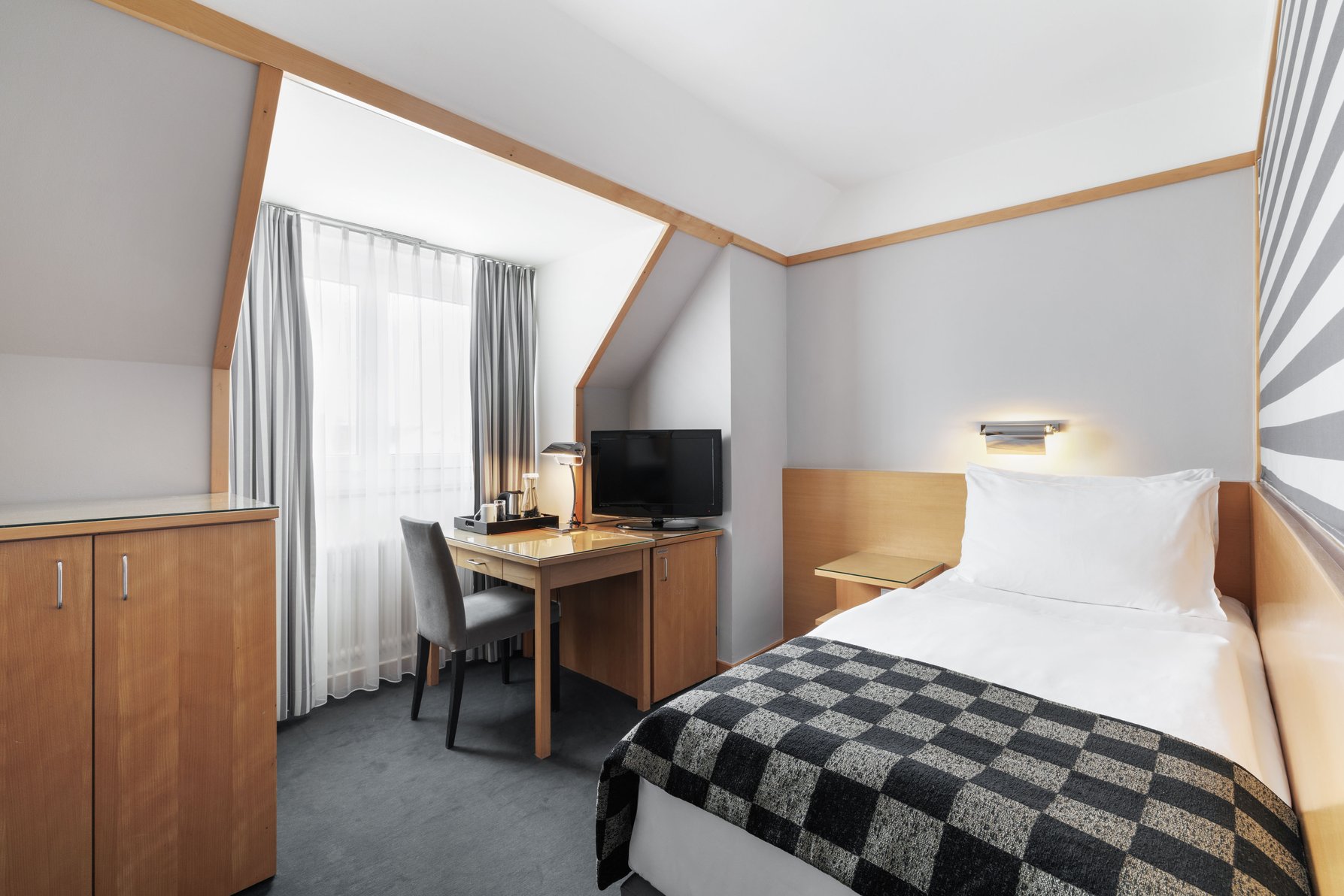 Holiday Inn VIENNA CITY Room Type - Standard King Room with One Single Bed and City View - Top Floor