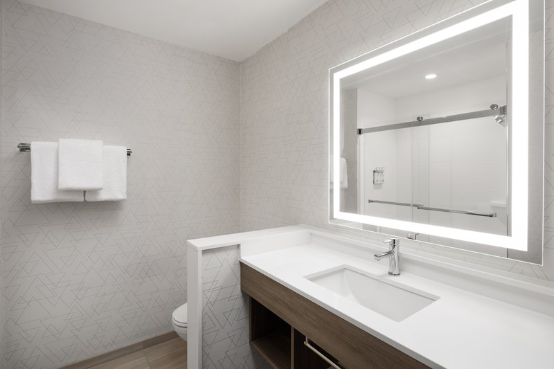 Holiday Inn Express and Suites Anchorage – Midtown