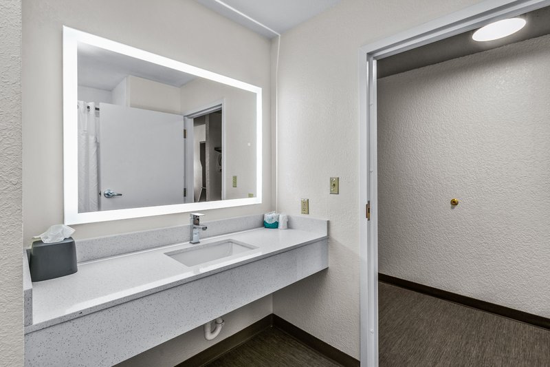 HOLIDAY INN EXPRESS LUCEDALE