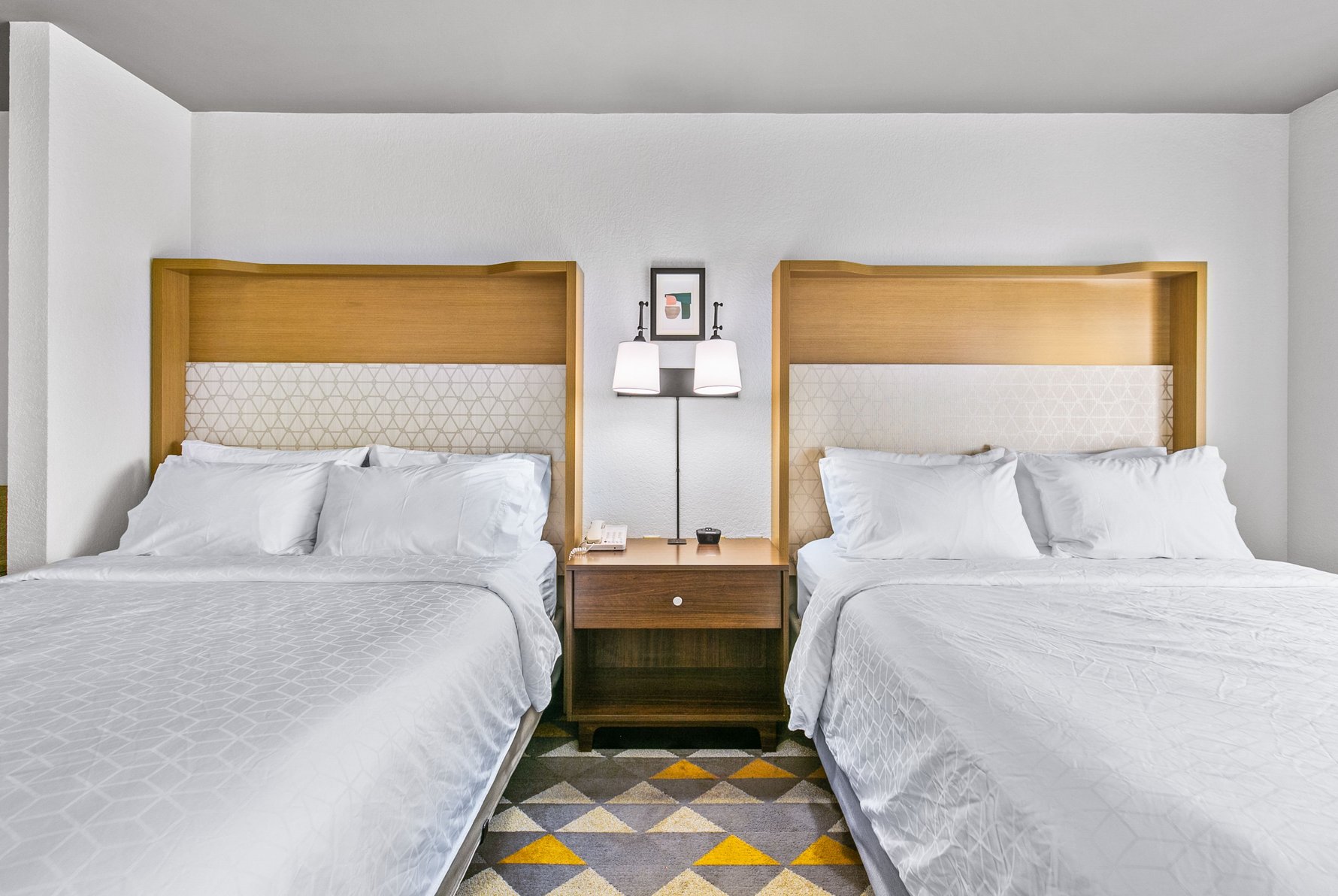 Holiday Inn Express & Suites LUCEDALE Room Type - 2 QUEENS HEAR ACCESS ROLL IN SHWR NOSMK
