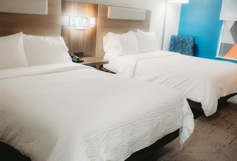 HOLIDAY INN EXP STES CENTER