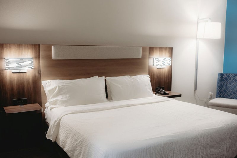 HOLIDAY INN EXP STES CENTER