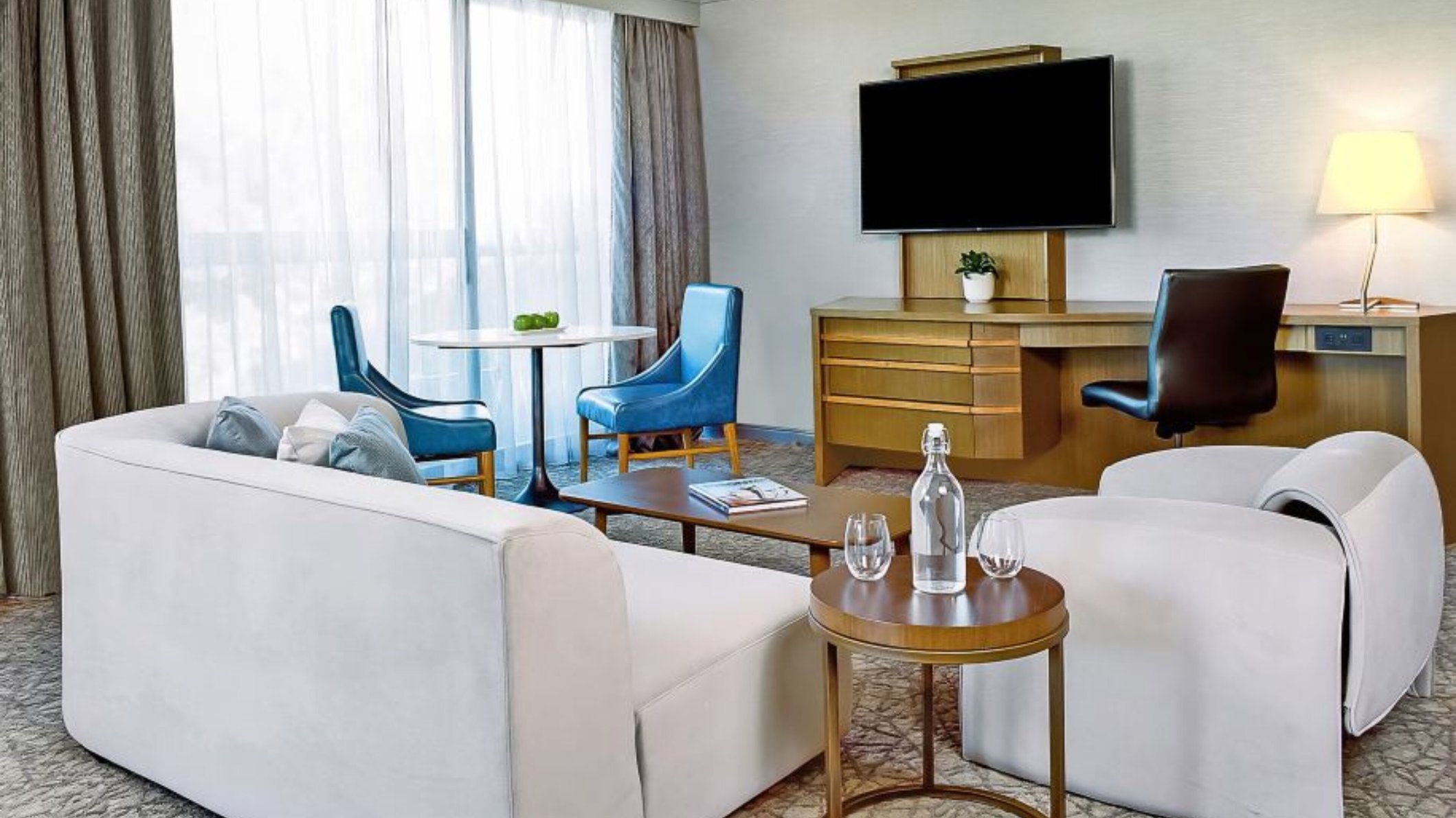 Crowne Plaza TORONTO - NORTH YORK by IHG Room Type - 1 King Junior Suite Ravine View
