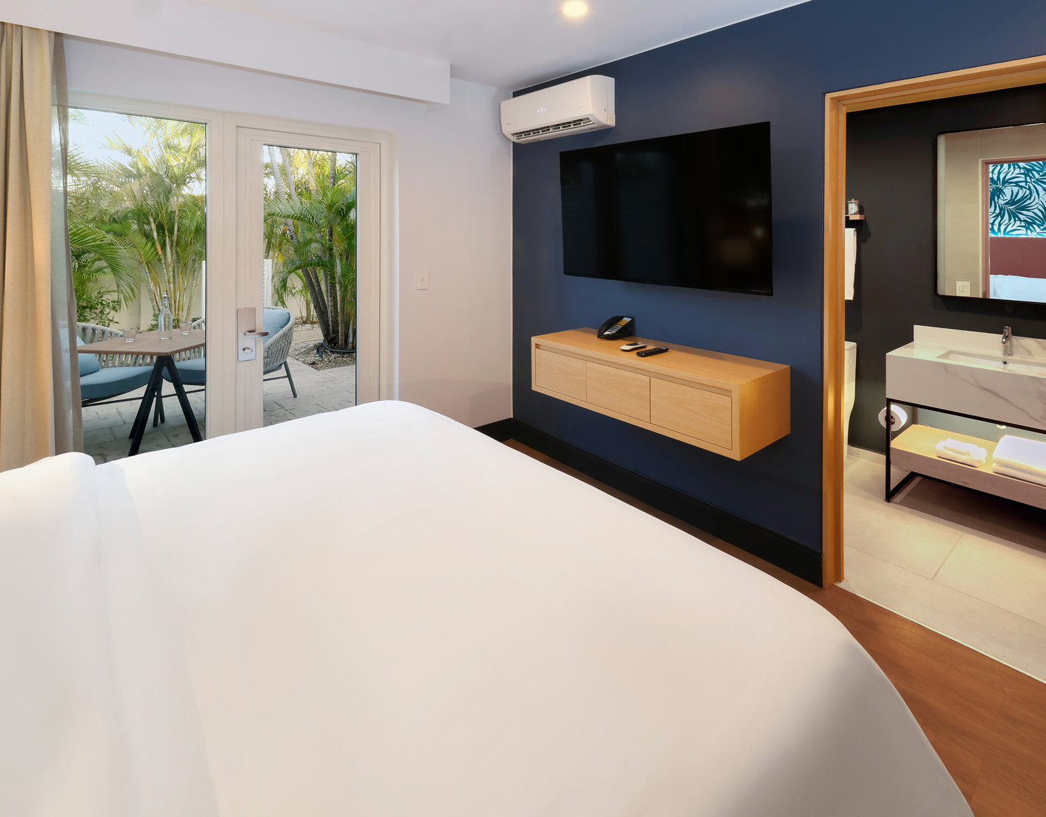 voco SURFSIDE ARUBA by IHG Room Type - One Bedroom Suite King Bed