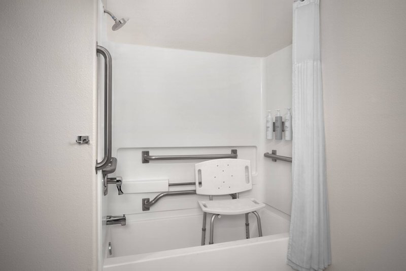 1 Queen Studio Suite Communications Mobility Access Tub