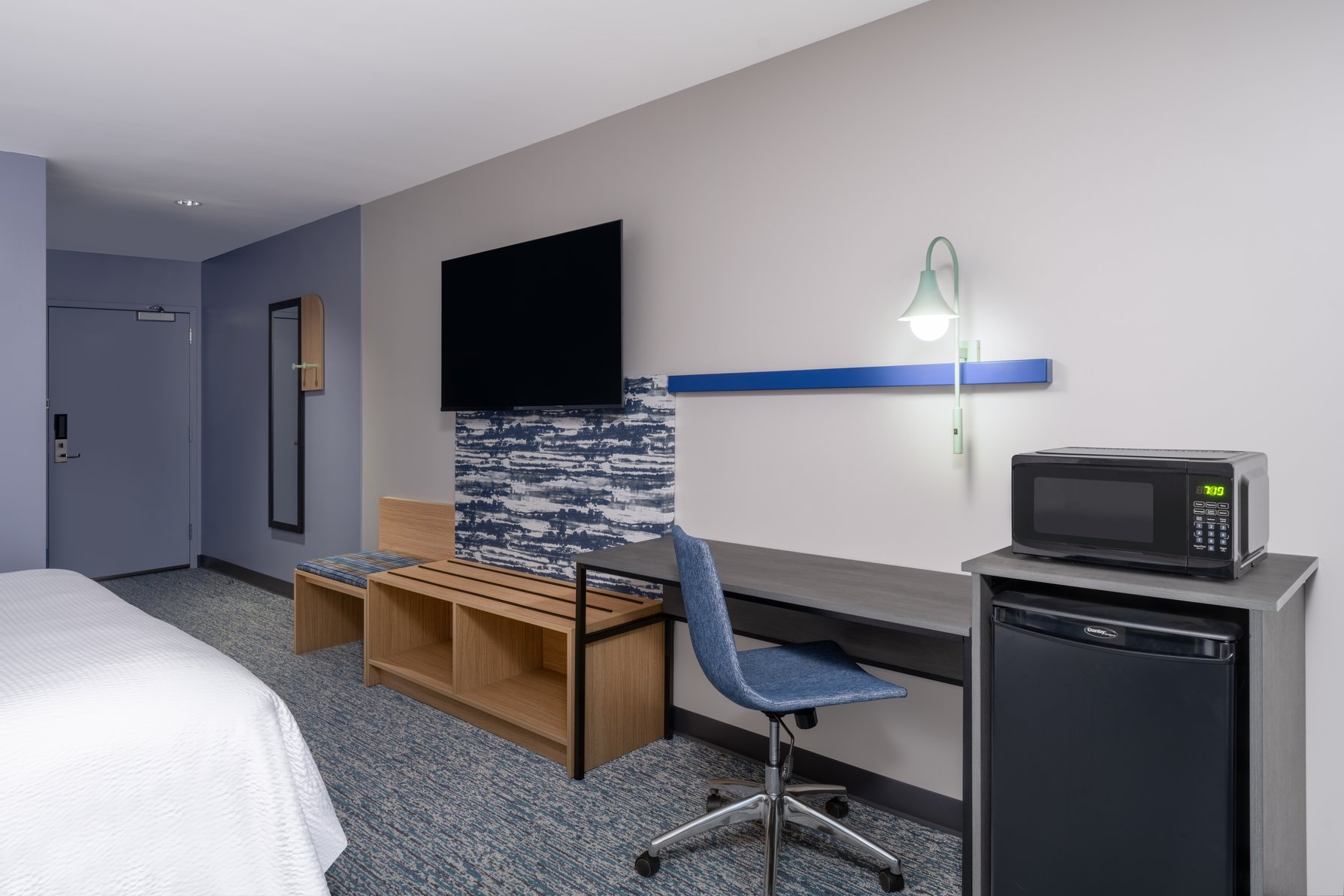 Garner Hotel PECOS by IHG Room Type - 1 King Suite Communications Mobility Accessible Tub