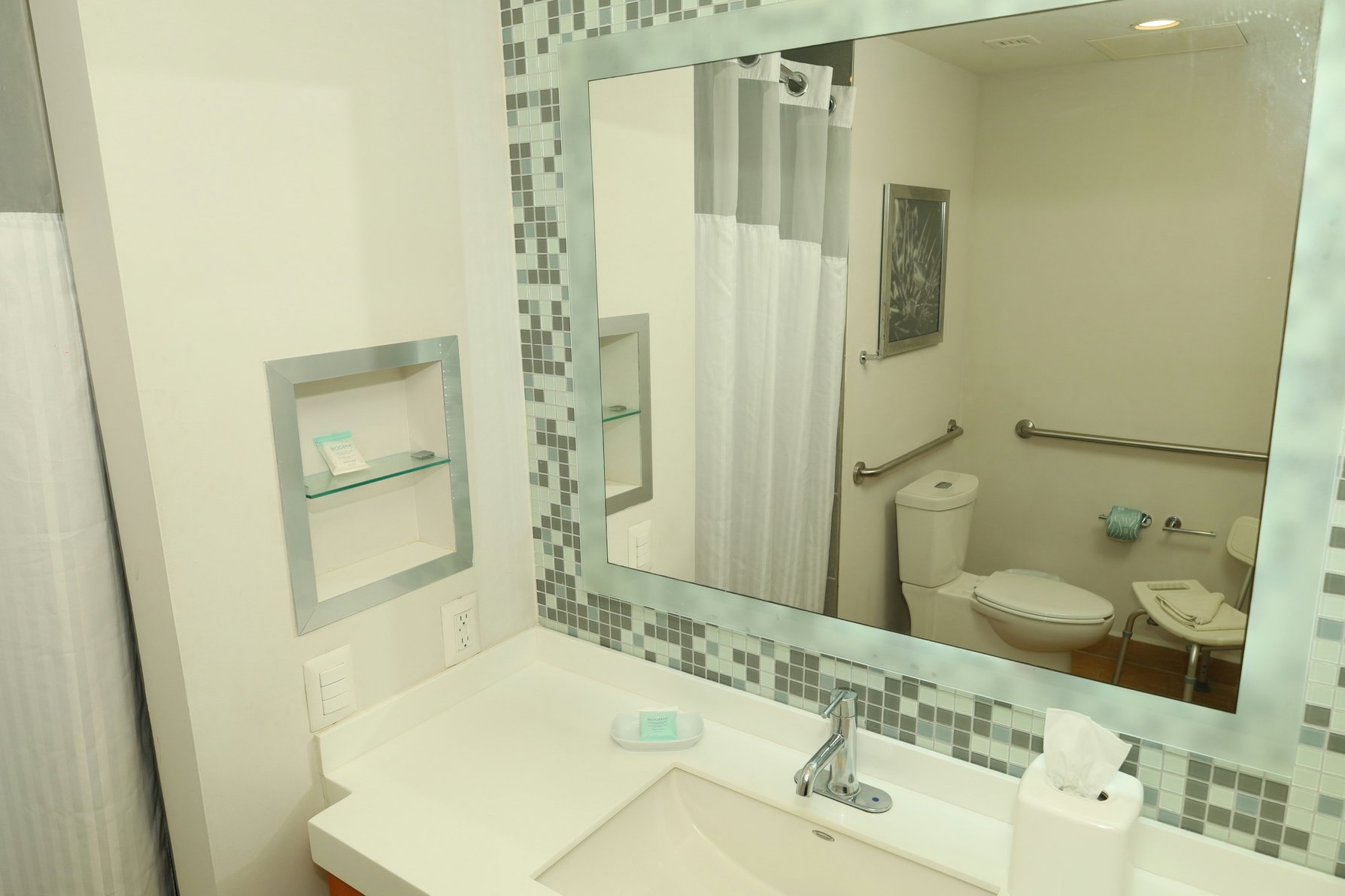 Hampton Inn & Suites by Hilton Paraiso Room Type - 1 QN MOB ACC RI-SHR