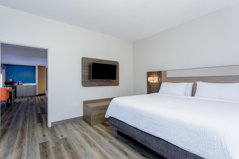 2 ROOM EXEC SUITE WITH KING BED NONSMOKE